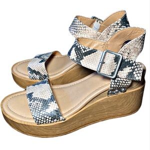 Universal Thread EMBER Faux Gray Snake Print Platform
Heel Sandals Size 7.5